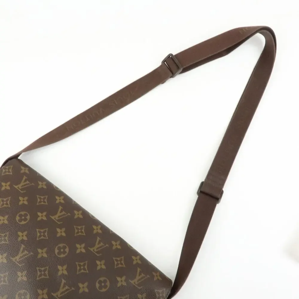 Louis Vuitton Monogram Beaubourg MM Messenger Bag Brown